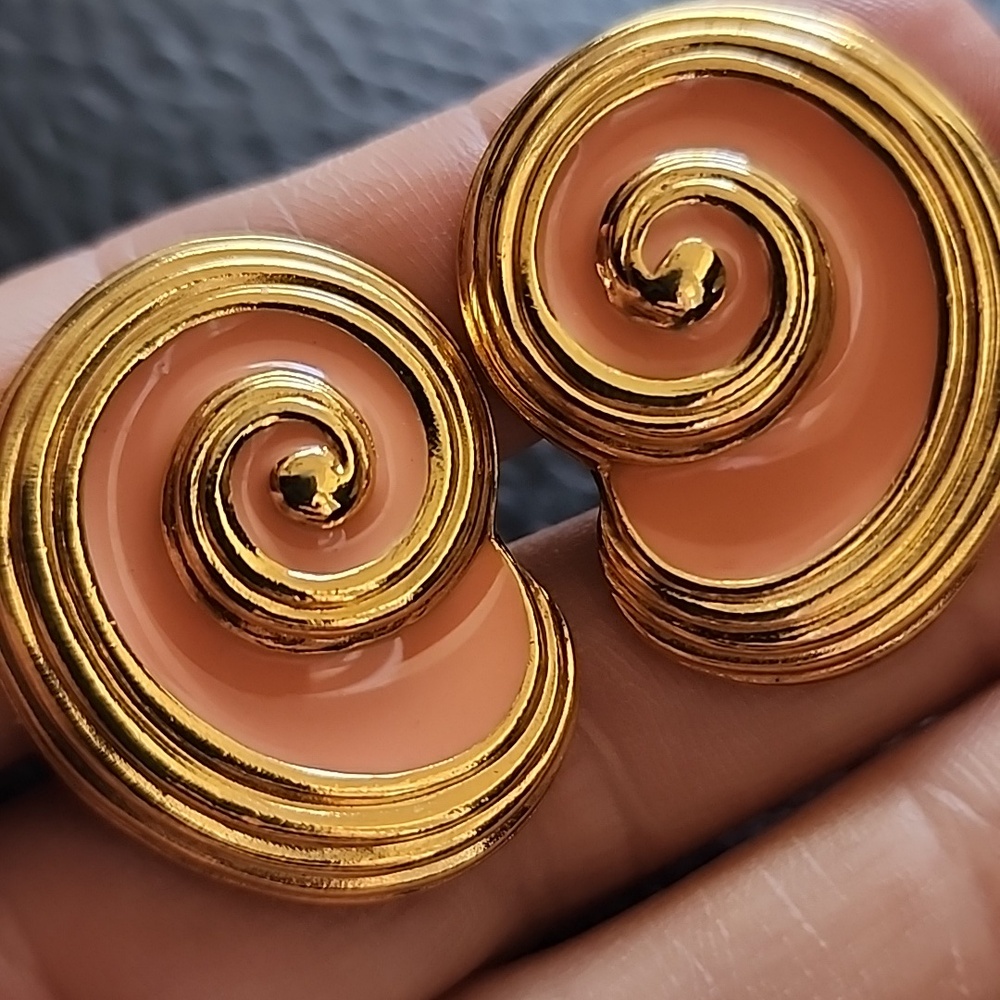 VTG Avon Gold-Tone Pink Swirl Clip-On Earrings
